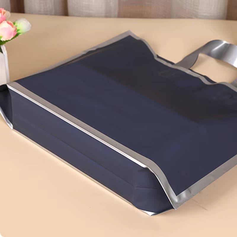 Wedding Supply Shops - 50枚入りフロスト加工ハンドショッピングバッグ、シルバーエッジギフトバッグ、パーティー用品包装バッグ、カスタム衣料品店用カスタムブランドロゴ
