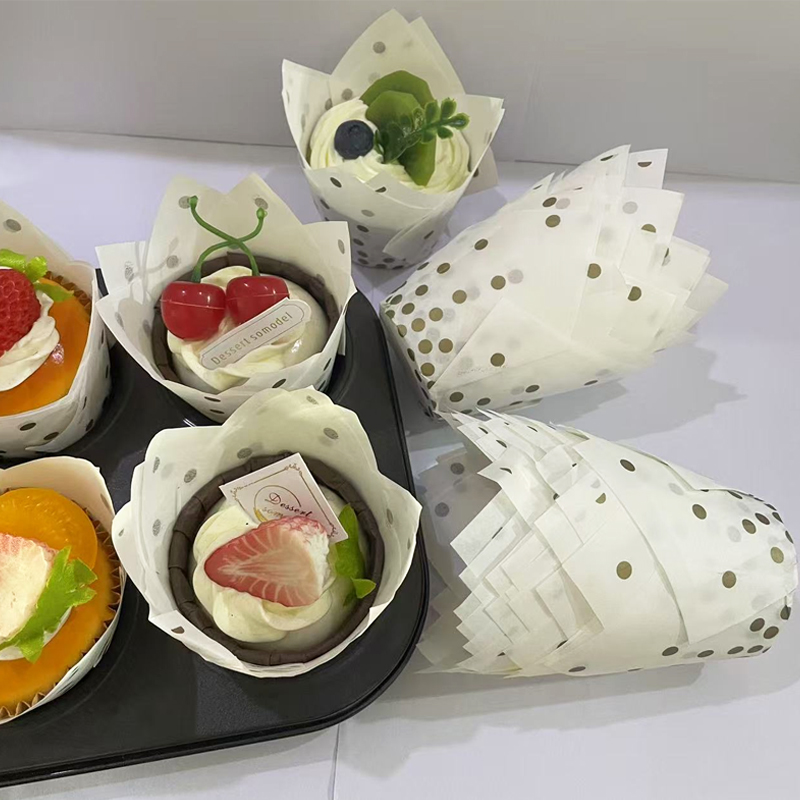 Wedding Cake Supply - 50個/100個 ゴールドドットチューリップケーキカップ、高品質ベーキングカップ、マフィンやカップケーキに最適、バレンタインデーの結婚式パーティー用品に最適