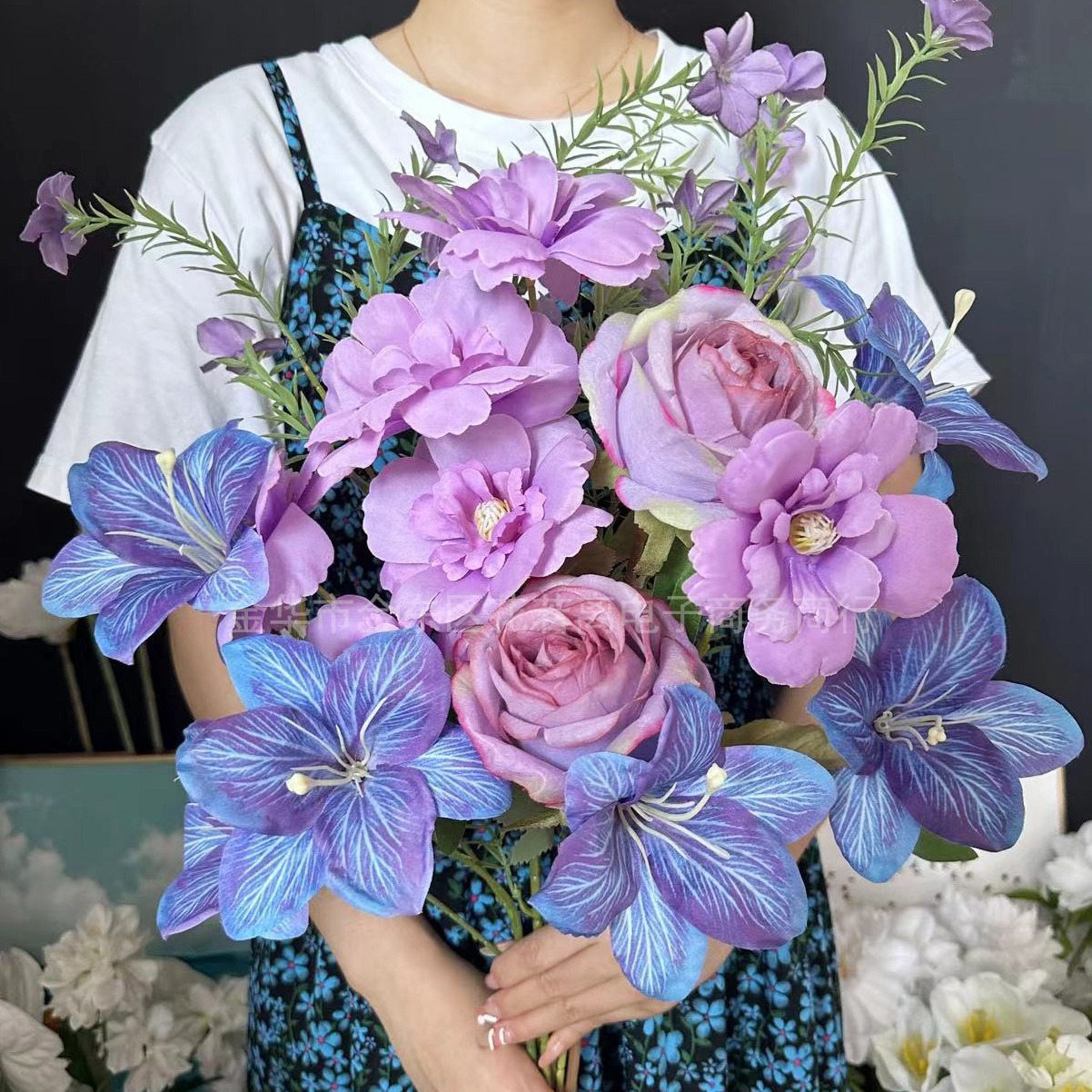 紫と青のモネ風造花ユリ、ショーウィンドウのフラワーディスプレ - Wedding Supply Shops のレビューと価格